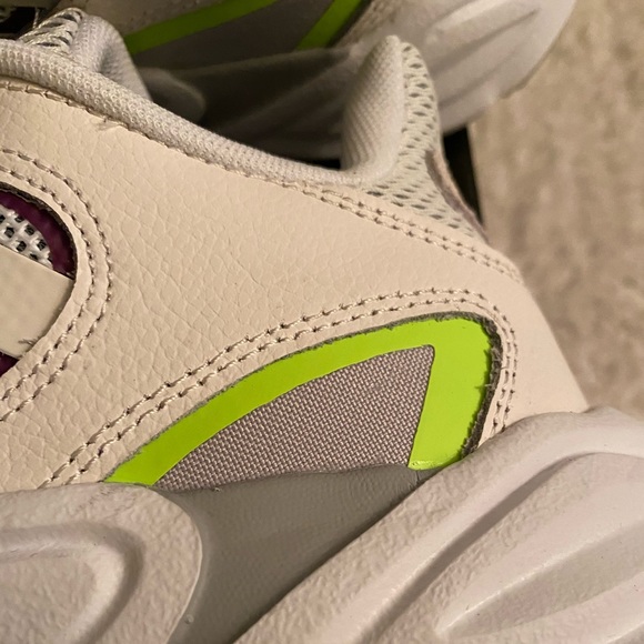 NIB Authentic Adidas 90s Valasion Running Sneakers - Picture 7 of 8